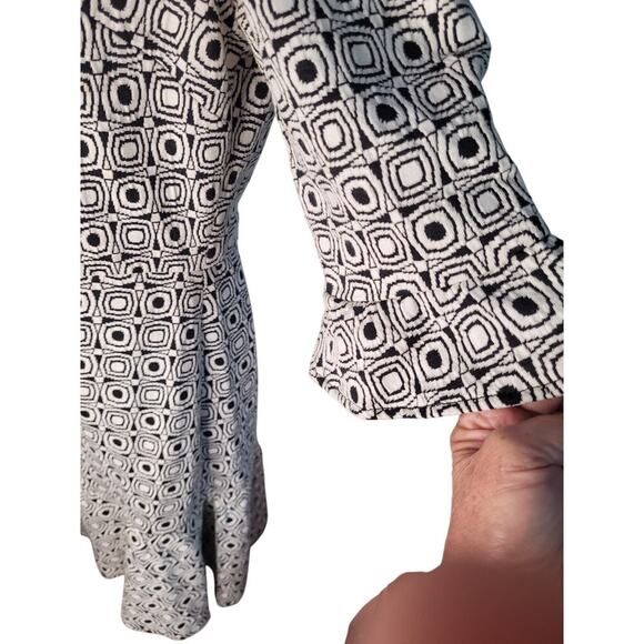 Betsey Johnson Vintage Blk/Wht Geometric Dress Ruffled Hem/Sleeves Sz 10 - Picture 5 of 6
